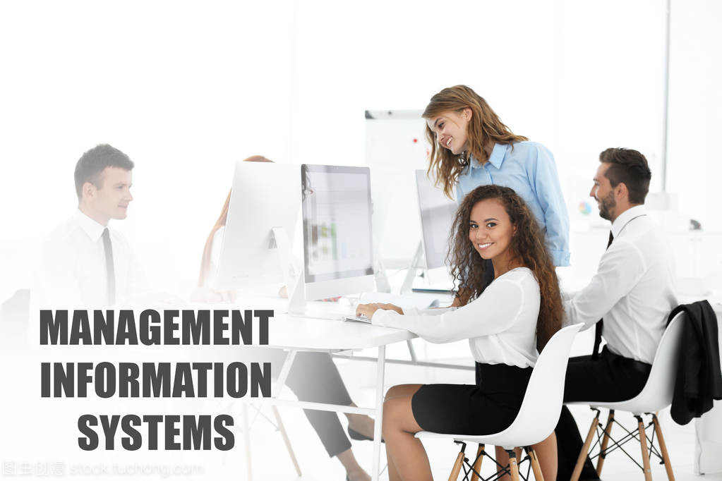 管理信息系統(tǒng)的概念。商務(wù)會(huì)議辦公室里的人